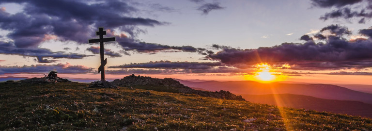 Sonnenaufgang mit Kreuz